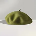 Nahaufnahme einer schweren Wollbaske in Dunkelgrün mit klassischem Stiel am Oberteil - Einheitsgröße (56-59cm) / Dunkelgrün