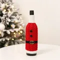 Détail d'un cache-bouteille de vin tricoté thème Père Noël avec une ceinture noire - Style Ceinture de Père Noël (G-JT37)