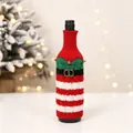 Détail du cache-bouteille de vin de Noël tricoté avec ceinture et cloches festives - Style Elfe à Rayures Rouges et Vertes (G-JT38)