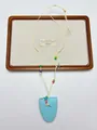 Détail du support à lunettes en cuir bleu avec breloques coquillage et perles colorées - Clip Pour Lunettes Bleues Xl3270b