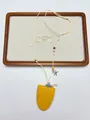 Détail du collier porte-lunettes en cuir jaune avec étoiles de mer et perles - Clip Pour Lunettes Jaunes Xl3270a