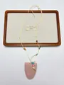 Détail de la pochette en cuir rose avec breloques d'étoiles de mer et perles pour lunettes - Clip Pour Lunettes Roses Xl3270c