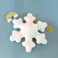 Détail du coussin flocon de neige en peluche avec dégradé pastel et texture de fausse fourrure - Tie-Dye Arc-en-ciel / 40 cm