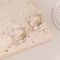 Boucles d'oreilles créoles argentées à texture ondulée au fini mat moderne pour femme - EH127/Créoles Larges à Texture Ondulée