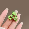 Pinza per capelli a forma di rana verde con macchie nere per acconciature creative - Molletta per capelli a forma di rana piccola
