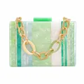 Dettaglio della borsa clutch in acrilico marmorizzato con catena dorata e resina - Verde con Manico a Bracciale