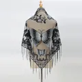 Detail eines zarten Spitzenschals mit Schmetterlingsstickerei und langen Quasten - Schwarz