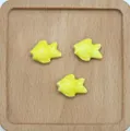 Tre perle a forma di pesce in ceramica gialla con smalto lucido per creazione di gioielli - Giallo