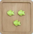 Tre perline a forma di pesce in ceramica verde chiaro su vassoio in legno per gioielli - Verde giallastro