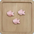 Tre perle di ceramica rosa a forma di pesce con smalto lucido per creazione di gioielli - Rosa Chiaro