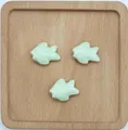 Dettaglio di perline in ceramica a forma di pesce verde chiaro per gioielli fai da te in legno - Verde Acqua Chiaro