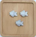 Dettaglio di tre perline in ceramica a forma di pesce grigio per la creazione di gioielli - Grigio Argento
