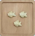 Macro di tre perle di ceramica a forma di pesce con squame per gioielli fai da te - Caffè Chiaro