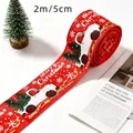 Cinta navideña roja de 5cm con diseño de camión blanco y árbol verde, rollo 2m - Estilo Camión Vintage y Árbol de Navidad / 5cm de Ancho x 2m de Largo / Rojo
