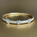 Lussuoso bracciale placcato oro con diamanti scintillanti e raffinato design a incrocio - Stile Oro con Zirconi Rotondi e X Argento