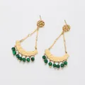 Pendientes boho de metal martillado dorado con cuentas verdes estilo malaquita - Acero Inoxidable Chapado en Oro de 14K