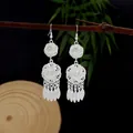 Orecchini lunghi etnici in argento Miao con nappe e filigrana floreale intrecciata - Nappa a Foglia Traforata con Piatto a Rosa (E5780-2) / Argento