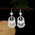 Orecchini lunghi con nappe stile Miao in argento con farfalla e campanelli - Nappa a Campanello Farfalla Fiore Traforato (E3282-2) / Argento