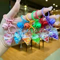 Zes kleurrijke acryl sleutelhangers in schelpvorm met vloeistof en glitters in de hand - Kleurrijke Hardware Mini Gemengde Glitter Schelp / Karabijnsluiting Stijl