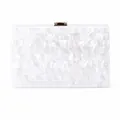 Elegante pochette in acrilico a righe bianche con perle e chiusura in metallo dorato - Bianco