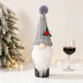 Dettaglio copribottiglia di vino a forma di gnomo con cappello grigio e barba di peluche - Grigio