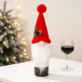Dettaglio di un copribottiglia a forma di gnomo con cappello rosso e barba di finta pelliccia - Rosso