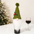 Dettaglio copribottiglia di vino gnomo di Natale in maglia verde con barba e bacche - Verde