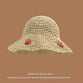 Cappello di paglia beige con ricamo a fragola e tesa ondulata per il sole - M (56-58cm) / Bordo Fragola