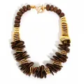 Collier multicouche avec disques en bois marron foncé et accents en métal doré - X-1325