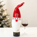 Détail du cache-bouteille de vin nain de Noël avec bonnet rouge et barbe en fausse fourrure - Modèle B Style Flocon de Neige