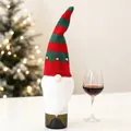 Détail du cache-bouteille de vin gnome de Noël tricoté avec cloches et décor - Modèle C Style Rayé
