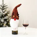 Détail d'un cache-bouteille de vin gnome tricoté avec bois de renne et barbe blanche - Modèle D Style Renne