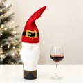 Détail du cache-bouteille de vin gnome de Noël avec bonnet rouge tricoté et barbe blanche - Modèle A Style Ceinture