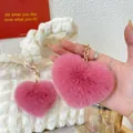 Porte-clés cœur en fausse fourrure rose avec anneau doré attaché à un sac à main blanc - Rouge Haricot