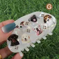 Pinza de pelo de acetato blanco perlado con varios patrones de perros y piedras strass - H859