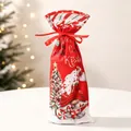 Détail de la housse de bouteille de vin avec motif de lutin et ruban rouge de Noël - Style Gnome de la Forêt