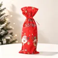 Détail du sac à vin de Noël rouge avec imprimé Père Noël et ruban de serrage - Style Père Noël et Renne