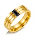 Herrenring aus goldenem Edelstahl mit rechteckigem schwarzem Zirkon und Doppelrillen - US 7 / Gold