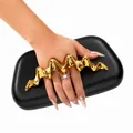 Dettaglio della borsa clutch in pelle PU nera con manico ondulato in metallo dorato lucido - Nero