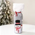 Détail du cache-bouteille en feutre gris avec broderie bonhomme de neige et fausse fourrure - Bonhomme de Neige