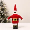 Détail d'un cache-bouteille de vin tricoté en costume de Père Noël avec décor festif - Style ceinture du père Noël