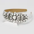 Luxe Barok hoofdband met fonkelende kristallen op wit satijn voor bruiloften - Stralende Bloemencluster (Nieuw A)