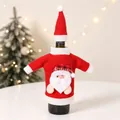 Détail du pull de bouteille de vin Père Noël tricoté rouge et mini bonnet pour décor de Noël - Père Noël