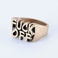 Vintage-Messingring im Punk-Stil mit geprägtem FUCK OFF Schriftzug auf blauem Grund - US 7 / Gold