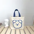 Primer plano de bolsa de lona para almuerzo con oso sobre fondo de madera clara - Oso azul (Sin cremallera)