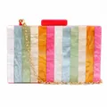 Elegante borsa da sera in acrilico a righe marmorizzate e catena dorata - Stile Catena in Metallo Dorato