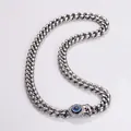 Dettaglio di una collana a catena in acciaio inossidabile con chiusura occhio di Allah - Collana / 14mm / Colore acciaio