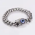 Dettaglio di bracciale cubano in acciaio con occhio di Allah blu e pavé di cristalli. - Bracciale / 14mm / Colore acciaio