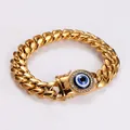 Dettaglio di un bracciale a catena cubana d'oro con un occhio del male blu centrale - Bracciale / 14mm / Oro
