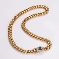 Dettaglio ravvicinato della collana groumette dorata con chiusura a malocchio blu. - Collana / 12mm / Oro